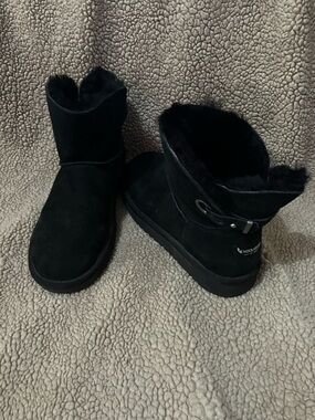 Koolaburra by Ugg Black Suede Short Shearling Boots